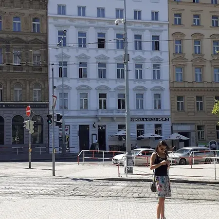 Namesti Miru